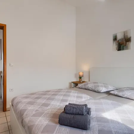 Apartman Spadici Mit 2 Schlafzimmern 300m Bis Zum Porec