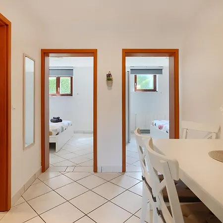 Spadici Mit 2 Schlafzimmern 300m Bis Zum Apartment Porec